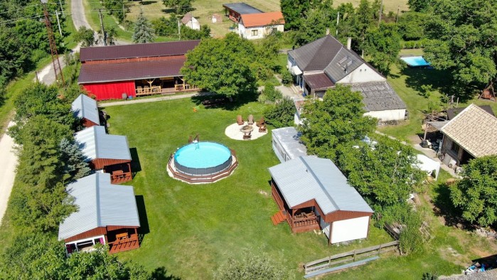 Unieke Kans: Camping met 4 Chalets, Saloon en Woonhuis op 8800m² voor €440.000!